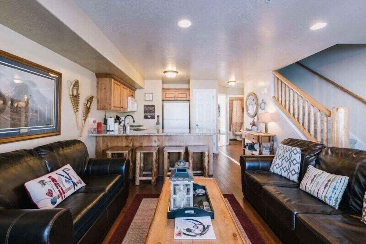 Smart TV, chimenea, futbolito y tenis de mesa 