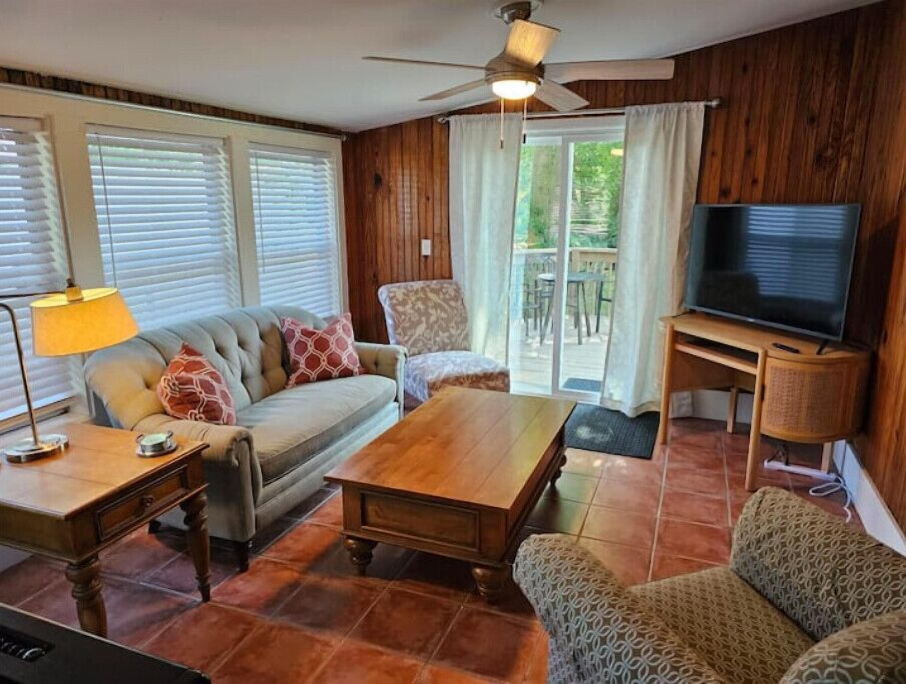 TV connectée, baby-foot, livres