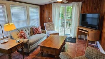 TV connectée, baby-foot, livres