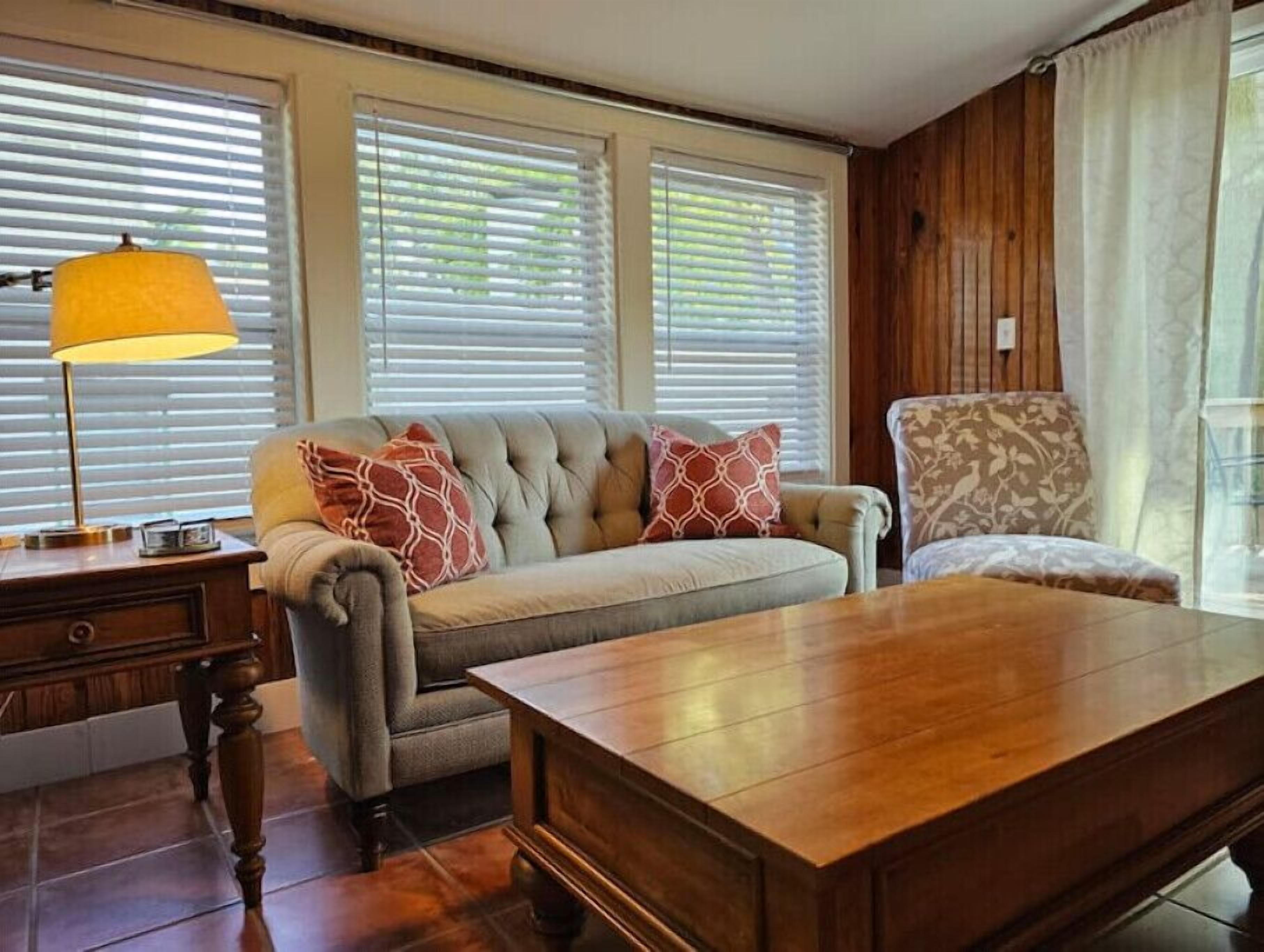 TV connectée, baby-foot, livres