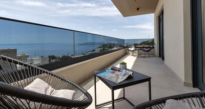 Moderne 4-Schlafzimmer-Villa mit beheiztem Pool, Meerblick und Terrasse.