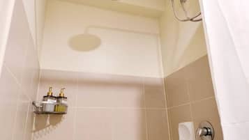 Apartamento | Baño | Ducha, secador de pelo y toallas