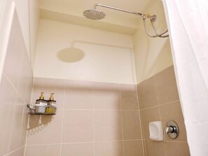 アパートメント | バスルーム | シャワー、ヘアドライヤー、タオル