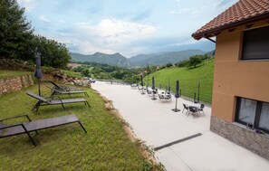 Outdoor dining - Apartamentos Rurales Las Caldas SENDA VERDE, 15 minutes from downtown Oviedo (Oviedo)