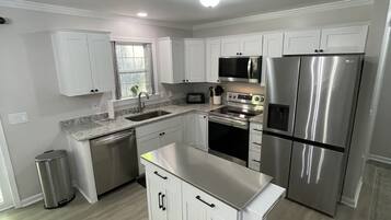 Réfrigérateur, micro-ondes, plaque de cuisson, lave-vaisselle