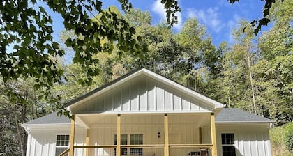 Brand new home less than one mile to Bryson City!