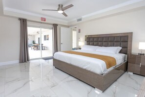 5 Schlafzimmer, Schreibtisch, Bügeleisen/Bügelbrett, Reisekinderbett