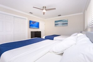 5 Schlafzimmer, Schreibtisch, Bügeleisen/Bügelbrett, Reisekinderbett