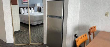 1 bedroom, in-room safe, internet