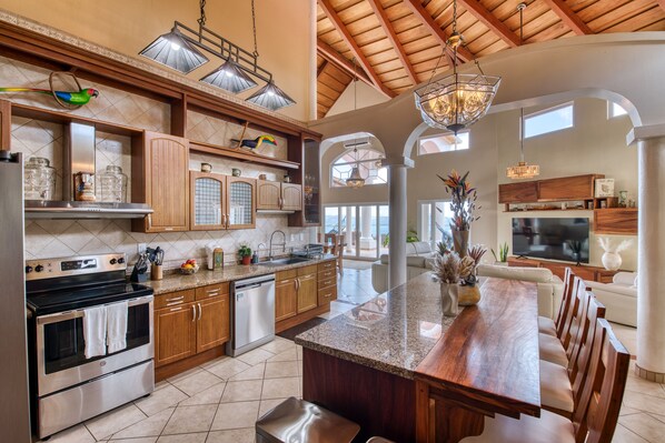 Fridge, microwave, oven, stovetop - 𝑳𝒖𝒙𝒆 » 5 Lakeview Villas » Sleeps 25 » AC »Pool »Hot Tub »Weddings »Retreats (Nuevo Arenal)