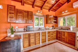 Fridge, microwave, oven, stovetop - 𝑳𝒖𝒙𝒆 » 5 Lakeview Villas » Sleeps 25 » AC »Pool »Hot Tub »Weddings »Retreats (Nuevo Arenal)