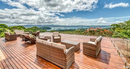 𝑳𝒖𝒙𝒆 » 5 Lakeview Villas » Sleeps 25 » AC »Pool »Hot Tub »Weddings »Retreats