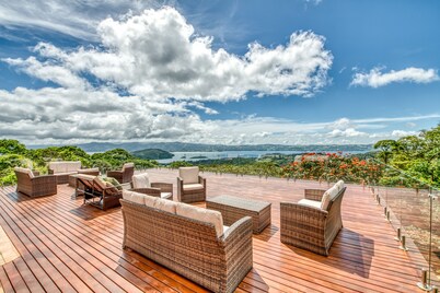 𝑳𝒖𝒙𝒆 » 5 Lakeview Villas » Sleeps 25 » AC »Pool »Hot Tub »Weddings »Retreats