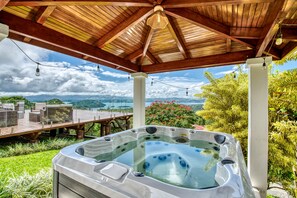 Terrace/patio - 𝑳𝒖𝒙𝒆 » 5 Lakeview Villas » Sleeps 25 » AC »Pool »Hot Tub »Weddings »Retreats (Nuevo Arenal)