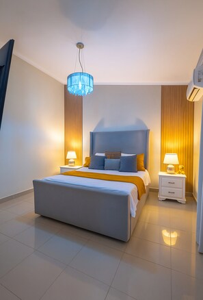 2 habitaciones, escritorio y tabla de planchar con plancha 