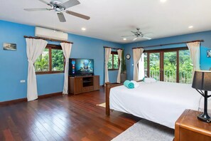 5 bedrooms - 1800 sqm Manor 5 Bedroom Private Saltwater Pool
 (จ.ภูเก็ต)