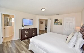 4 habitaciones, escritorio, tabla de planchar con plancha y wifi
