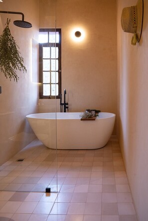 Secador de cabelo, toalhas de banho, sabonete, shampoo