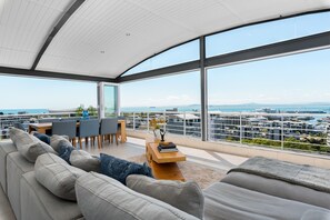 TV - Breathtaking Views from Greenpoint Penthouse (Cape Town)