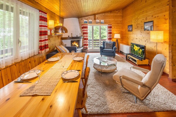 Smart TV, fireplace