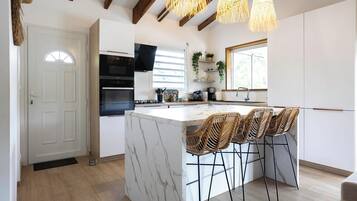 Frigorífico, microondas, horno y placa de cocina