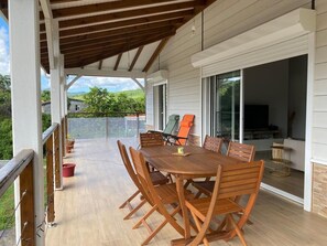 تناول الطعام بالخارج