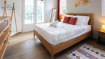 2 dormitorios, escritorio, tabla de planchar con plancha y cuna de viaje