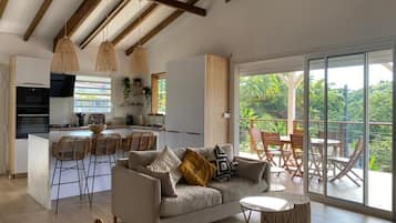 Una Smart TV, un reproductor de DVD, un reproductor estéreo