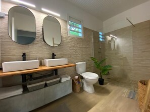 Shower, hair dryer, towels, soap - Charmante Villa Neuve à Trinité (La Trinité)