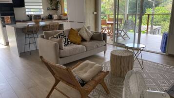 Una Smart TV, un reproductor de DVD, un reproductor estéreo