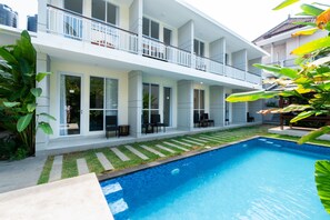 10 outdoor pools