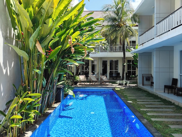 10 outdoor pools