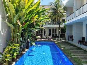 10 outdoor pools