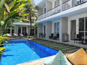 10 outdoor pools
