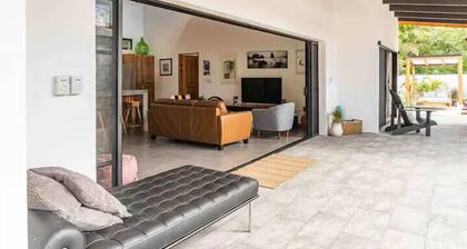 Casa Tranquila, Brand NEW Modern Villa with Pool