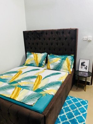 1 habitación, escritorio, tabla de planchar con plancha y ropa de cama 
