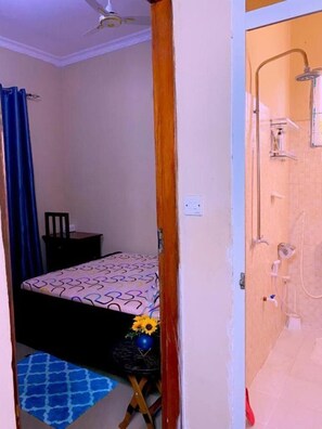 1 Schlafzimmer, Schreibtisch, Bügeleisen/Bügelbrett, Bettwäsche
