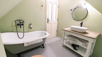 Quarto superior | Banheiro | Produtos de toalete grátis, secador de cabelo, toalhas de banho