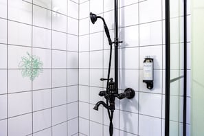 Kamar Basic | Kamar mandi | Perlengkapan mandi gratis, pengering rambut, dan handuk