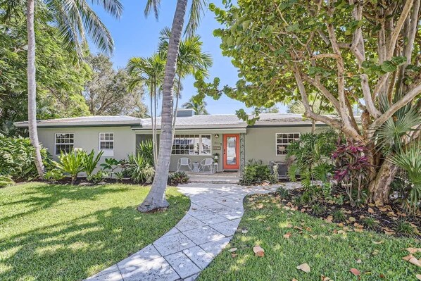 Exterior - Peacock Oasis - Retro Vibes and Poolside Lounging in Parrot Cove (Lake Worth)