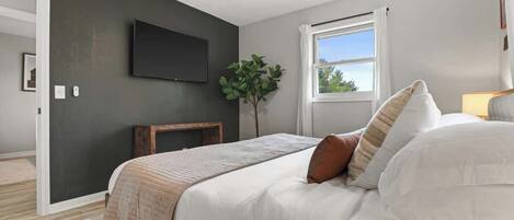 4 chambres, bureau, fer et planche à repasser, lit parapluie