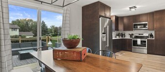 HOT TUB - 20 min to Capitol - KING Bed - Fireplace