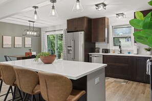 Fridge, microwave, oven, stovetop - 20min to Capitol - Garage - Yard - KING Bed - Pets (Madison)