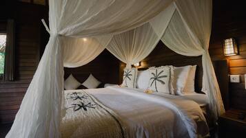 Deluxe Double Room | Desk, laptop workspace, bed sheets