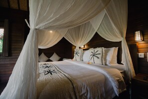 مكتب ومساحة عمل للكمبيوتر المحمول وملاءات أسرّة