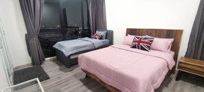 4 bedrooms, iron/ironing board, WiFi, bed sheets - Mid Valley Southkey Spacious Family-sized Condo with Bathtub & Straits View  (Johor Bahru)