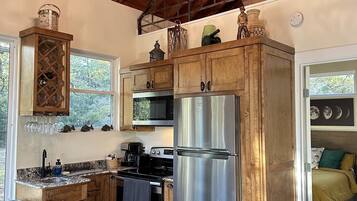 Een koelkast, een microgolfoven, een oven, een kookplaat