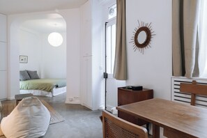 1 sovrum, internet och sÀngklÀder