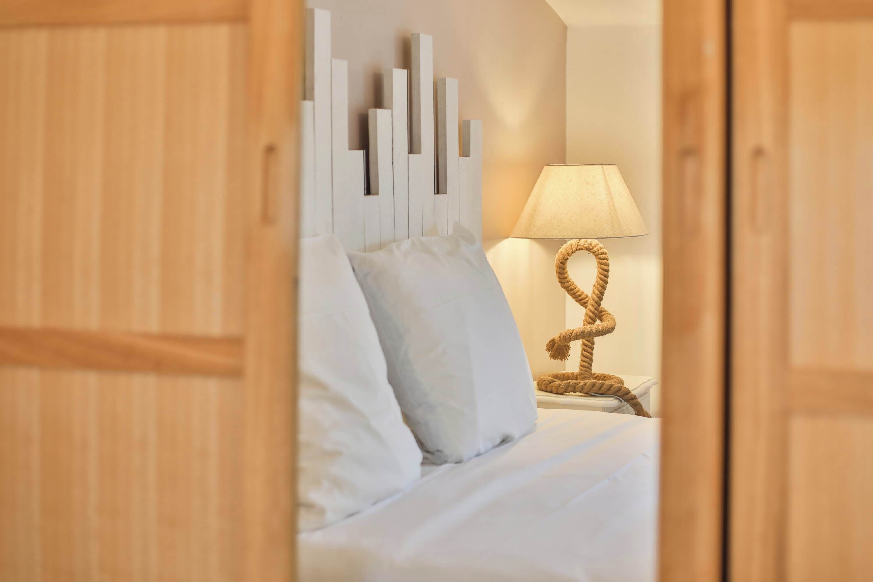 3 habitaciones, escritorio y tabla de planchar con plancha 