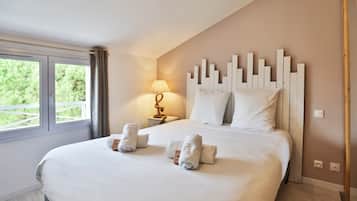 3 slaapkamers, een bureau, een strijkplank/strijkijzer, reisbedje